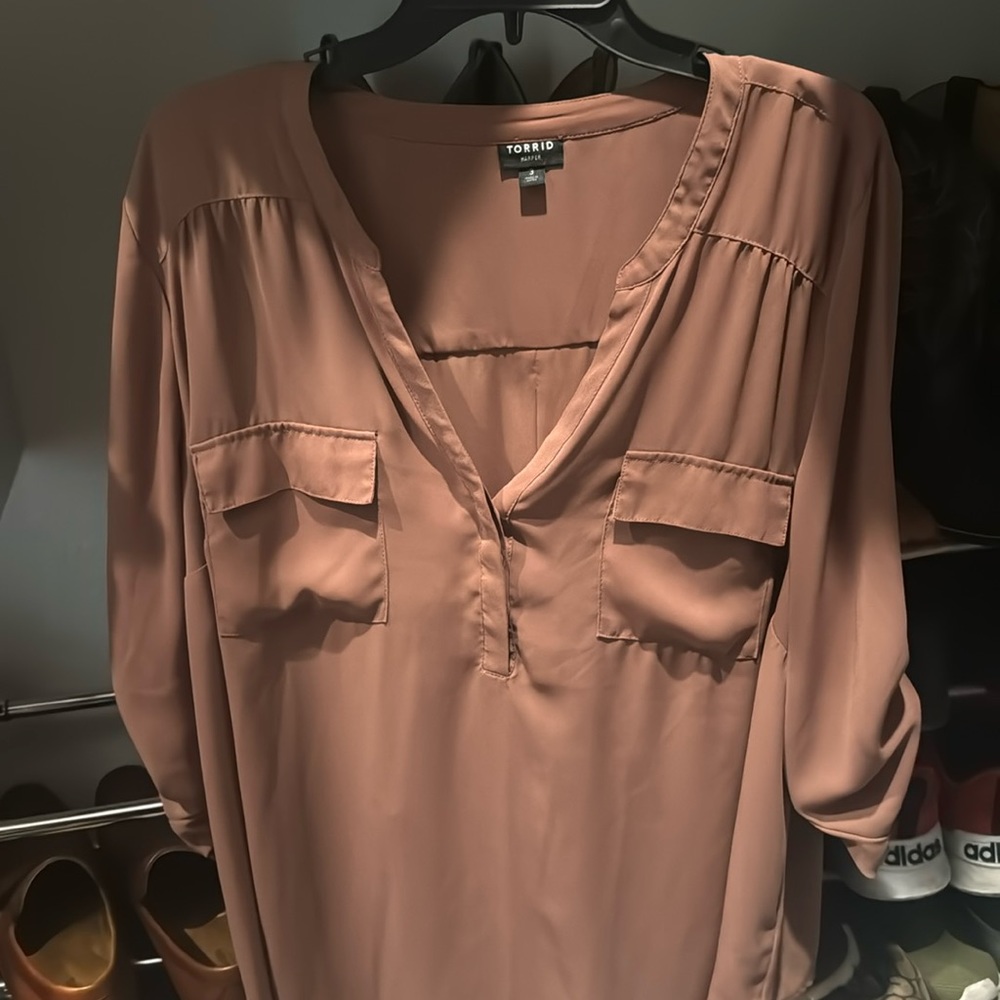 Torrid Harper blouse in dusty rose
